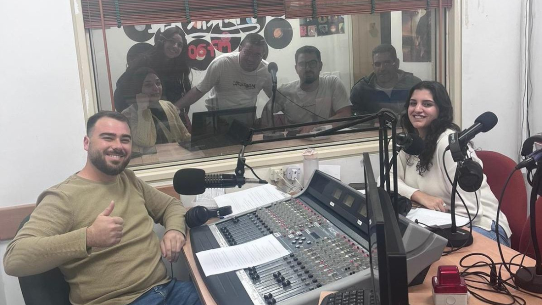 מימין: בר אלבז ועילאי זק, סטודנטים שנה ג' במסלול רדיו, משדרים מתחנת הרדיו בקרית גת. צילום: יואב קונטנט