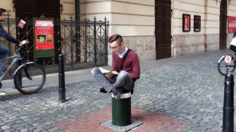 צילום: ג'ייקוב פבלובסקי בתמונה: פבלובסקי קורא ספר ברחוב ציבורי