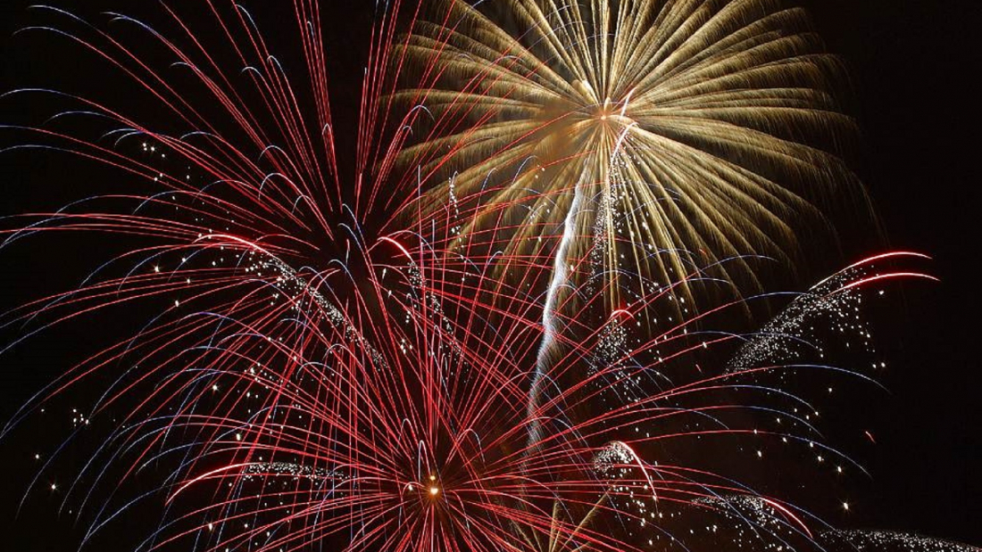 https://pixabay.com/en/fireworks-spectacle-colorful-572621/