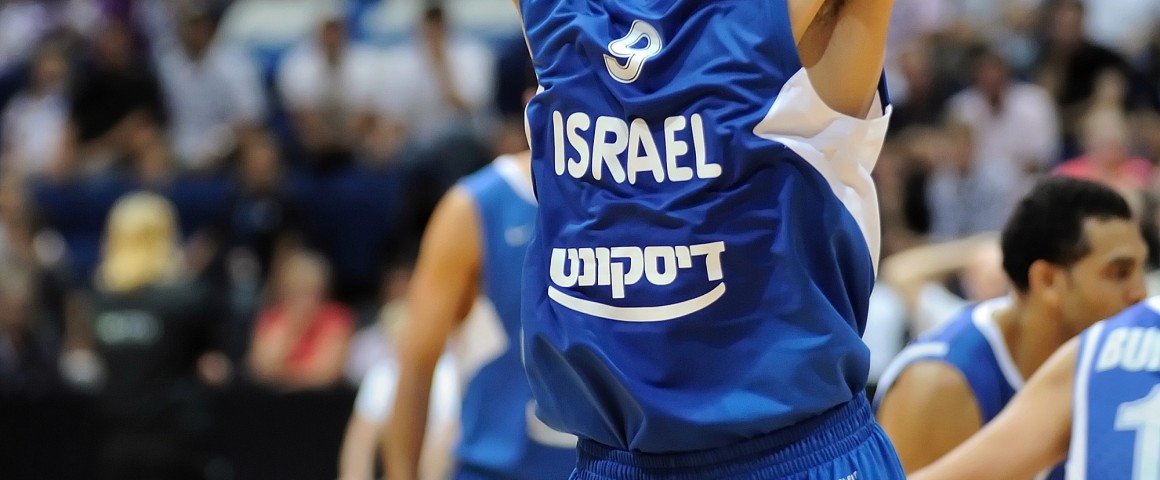 עמרי כספי במדי נבחרת ישראל במשחק נגד פינלנד. צילום: Jaripk, Wikipedia
