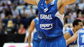 עמרי כספי במדי נבחרת ישראל במשחק נגד פינלנד. צילום: Jaripk, Wikipedia