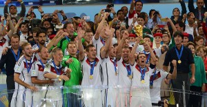 נבחרת גרמניה מניפה את גביע העולם. צילום: Agência Brasil