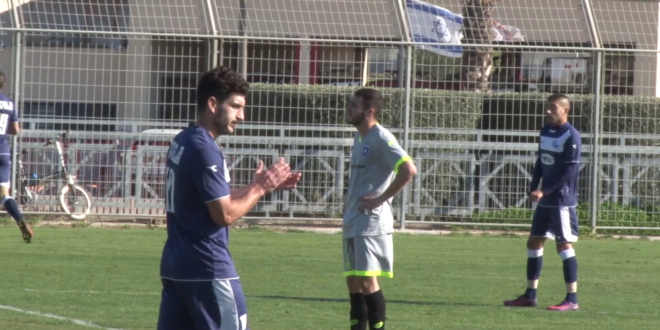 שחקני נתיבות במשחק מול אילת. צילום: גלעד ילון