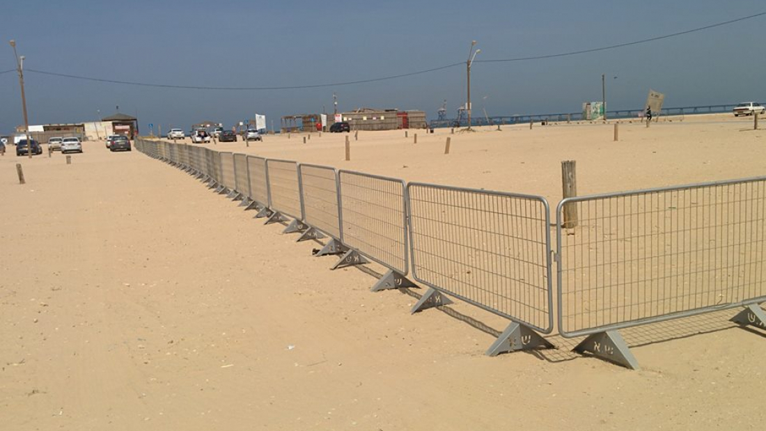 הגדר שהוצבה בכניסה לחוף זיקים. צילום: אדם מתן