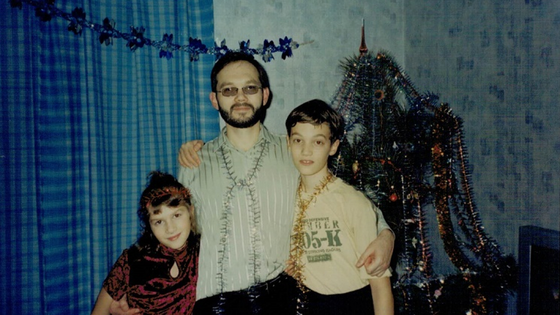 אני, אבי ואחותי הקטנה באחת החגיגות של נובי גוד באוקראינה. מתוך האלבום הפרטי