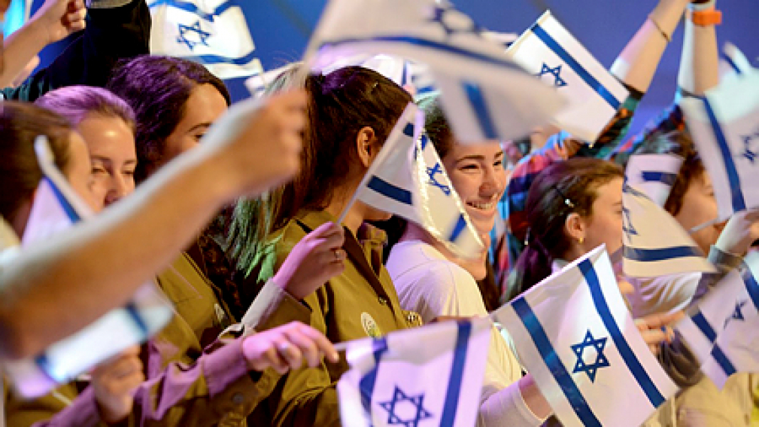 חיילים מנופפים בדגלי ישראל. צילום: קובי גדעון, לע"מ