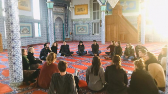 הסטודנטים במשלחת מבקרים במסגד הראשון בברמן. צילום: ארנולד נטאיי
