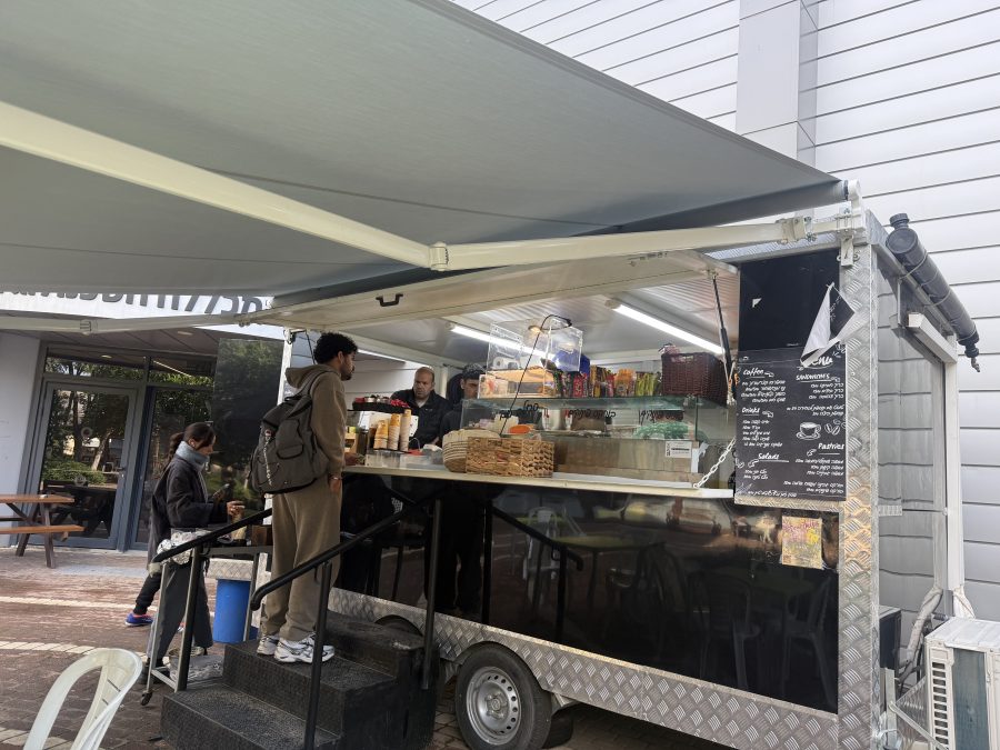 עגלת הקפה בקמפוס. בעל העגלה, רונן אבוחצירא: 