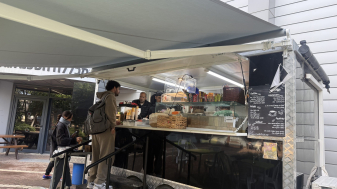 עגלת הקפה בקמפוס. בעל העגלה, רונן אבוחצירא: "היה לי ברור שהמחירים כאן צריכים להיות כאלה שאפשר לעמוד בהם" צילום: ליאור אביטן