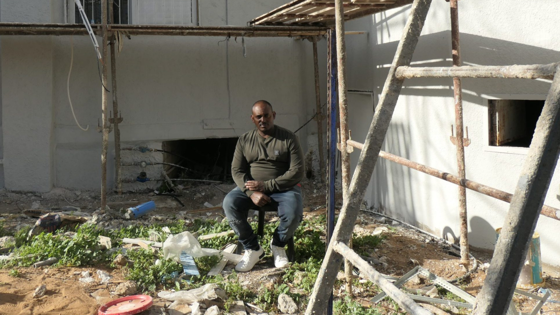 תחליט ליד ביתו ההרוס באשקלון. "היה פיצוץ אדיר, בלי אזעקה". צילום: אור נזרי