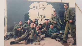 דניאל הלר (מימין) ביחד עם החיילים וסמל החטיבה בגלגלית 1993