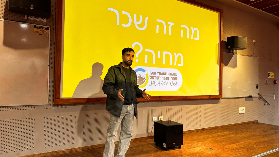 ניר כהן, מלגאי שנה ג' בתוכנית "שגרירי רוטשילד", בהרצאה על תא "שכר הוגן" שהקים. צילום: שי בשקין