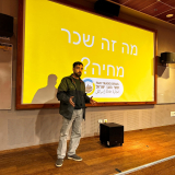 ניר כהן, מלגאי שנה ג' בתוכנית "שגרירי רוטשילד", בהרצאה על תא "שכר הוגן" שהקים. צילום: שי בשקין