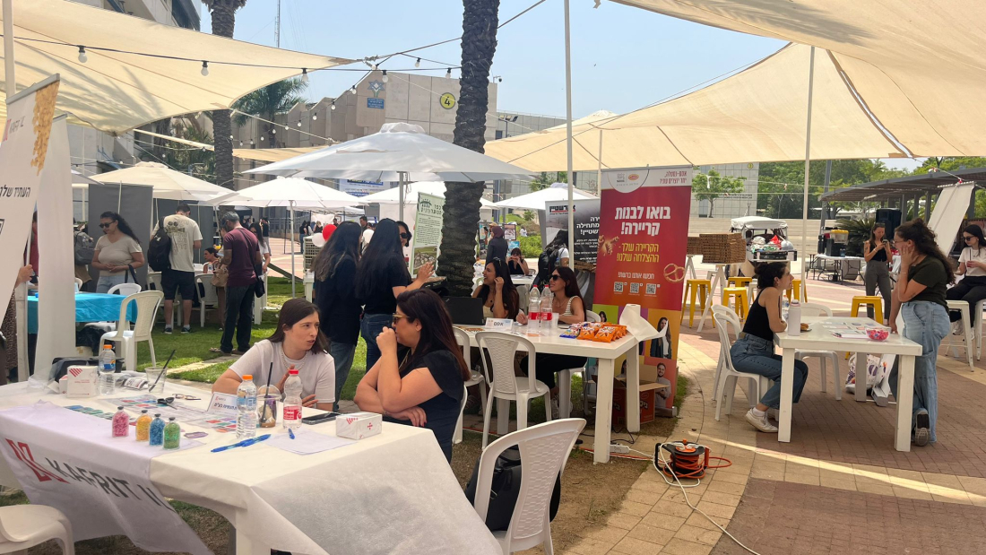 יריד המעסיקים בכיכר המרכזית. צילום: בר אברמוביץ'