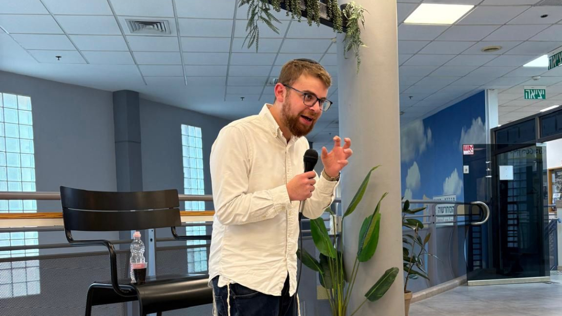 אורי צייטלין במופע במכללה. "אני תמיד נע על התפר שבין המגזרים, הרעיון הוא שבאותו אולם יהיו גם וגם וגם". צילום: טום ממן