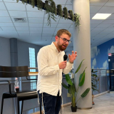 אורי צייטלין במופע במכללה. "אני תמיד נע על התפר שבין המגזרים, הרעיון הוא שבאותו אולם יהיו גם וגם וגם". צילום: טום ממן
