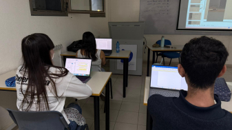 סטודנטים בכיתה בספיר. שימוש בתוכנות אופיס רק בגרסת האונליין. צילום: אפרת ילוז פרידמן