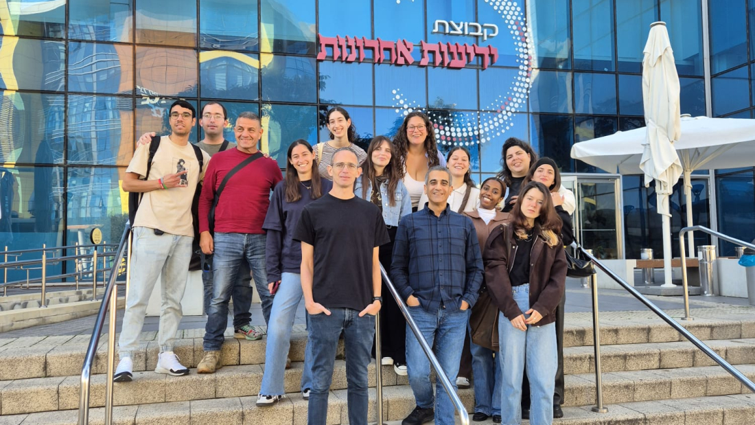 הסטודנטים עם המרצים אילן יצחייק ודרור עמיר, בכניסה לבית "ידיעות אחרונות". צילום: ספירלה