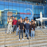 הסטודנטים עם המרצים אילן יצחייק ודרור עמיר, בכניסה לבית "ידיעות אחרונות". צילום: ספירלה