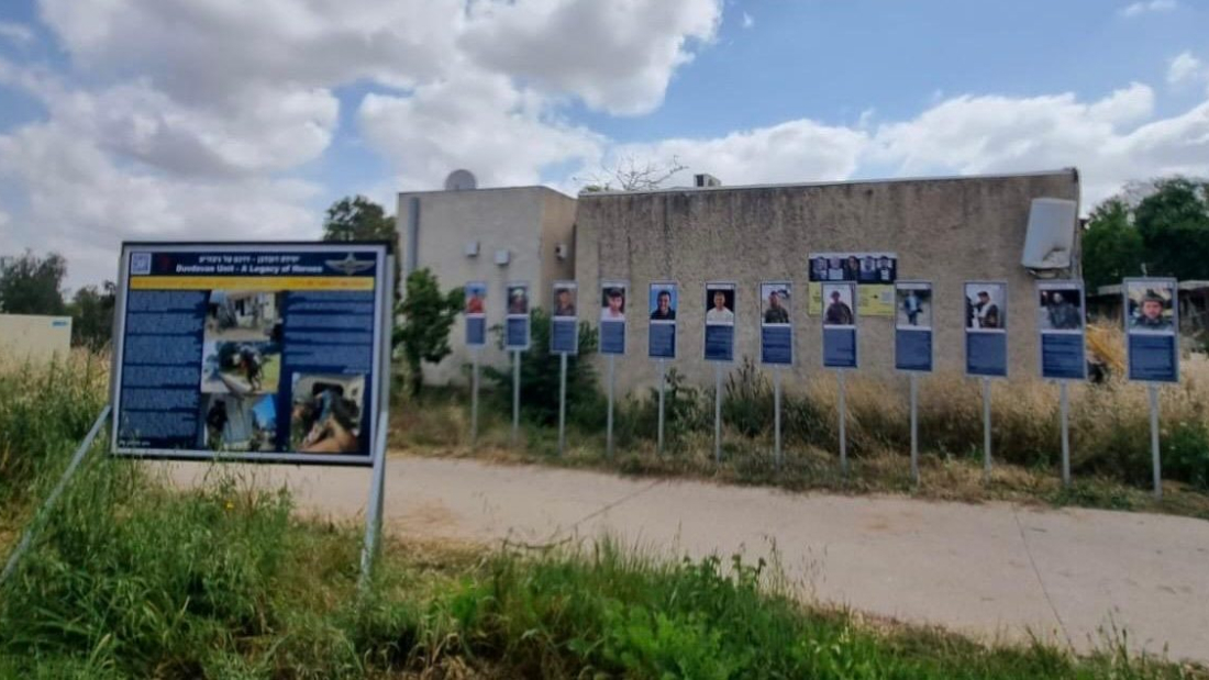 13 השלטים שהוצבו לזכר לוחמי דובדבן שנפלו בכפר עזה. לכל לוחם הוצב שלט בעברית ושלט באנגלית ובנוסף הוצב שלט אחד מרכזי. השלטים כאמור הוסרו יום לאחר שהוצבו. צילום: מתוך הרשתות החברתיות. שימוש לפי סעיף 27 א'