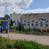 13 השלטים שהוצבו לזכר לוחמי דובדבן שנפלו בכפר עזה. לכל לוחם הוצב שלט בעברית ושלט באנגלית ובנוסף הוצב שלט אחד מרכזי. השלטים כאמור הוסרו יום לאחר שהוצבו. צילום: מתוך הרשתות החברתיות. שימוש לפי סעיף 27 א'