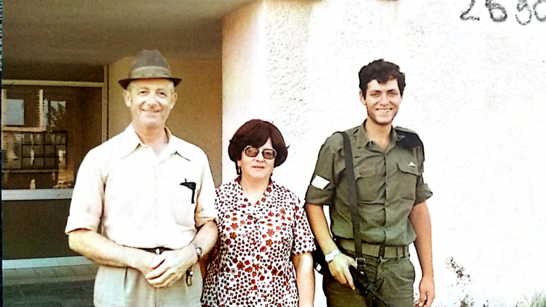 יוסף אלטמן עם הוריו. צילום: ארכיון פרטי