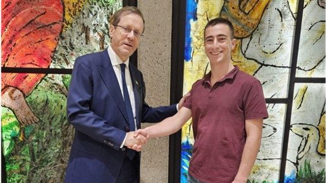 אופיר מאנע עם נשיא המדינה יצחק הרצוג. צילום: מתוך האוסף הפרטי