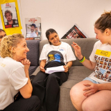 עדי רדעי עם שי דיקמן, בת דודתה של כרמל גת ז"ל – ברגעים מתוך המאבק במטה החטופים. צילום: אוריאל אבן ספיר