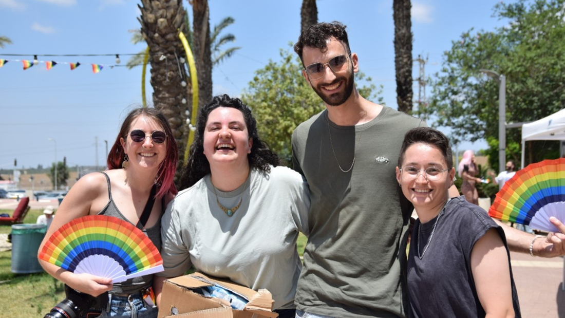 מימין: פז דניאל, יושבת ראש תא האחווה הגאה במכללה, וחברים. צילום: קטיה ברונסקיך