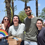 מימין: פז דניאל, יושבת ראש תא האחווה הגאה במכללה, וחברים. צילום: קטיה ברונסקיך