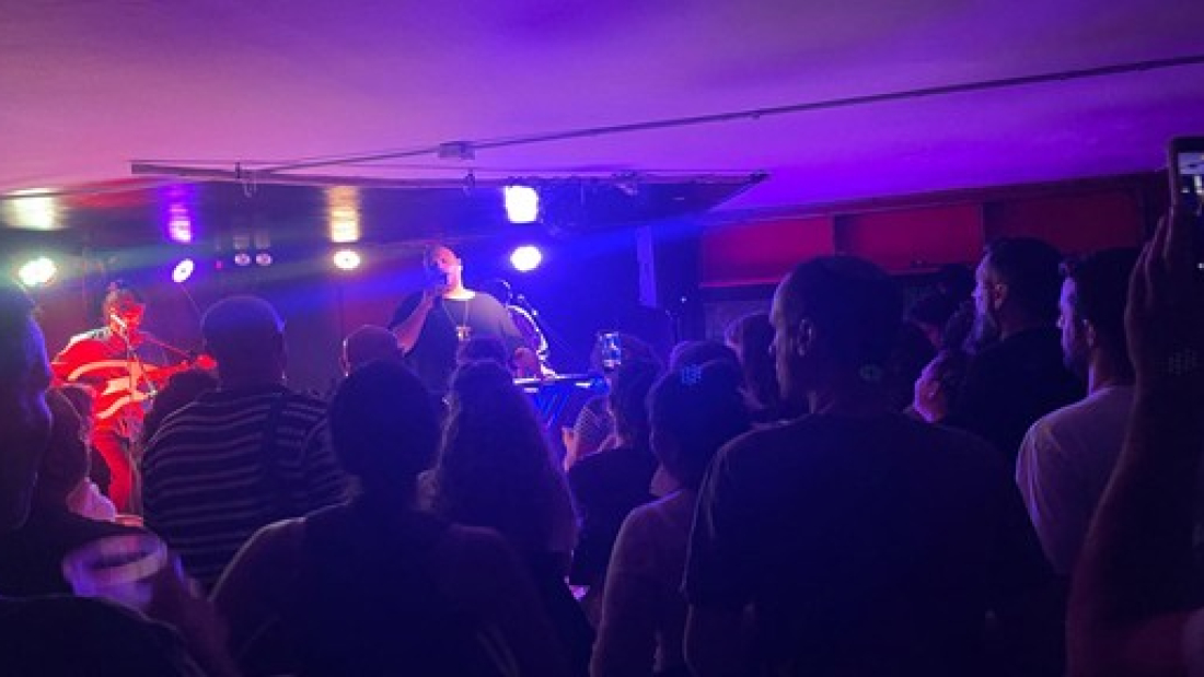 הופעה של שי צברי בקומה העליונה. צילום: שרית ברקן