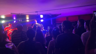 הופעה של שי צברי בקומה העליונה. צילום: שרית ברקן