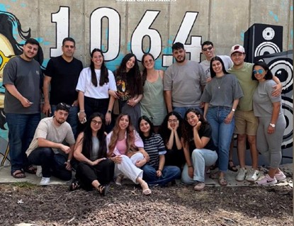 ביום השידורים המיוחד במפלסים היה גם שידור חי ב”רדיו קול הנגב”