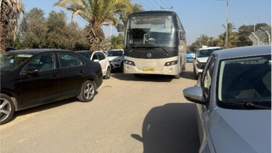 אוטובוס מתקשה לעבור בכביש הגישה, לפני האכיפה. אולי אכיפה תביא את הפתרון? צילום: ליאור אביטן