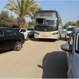 אוטובוס מתקשה לעבור בכביש הגישה, לפני האכיפה. אולי אכיפה תביא את הפתרון? צילום: ליאור אביטן