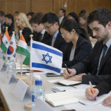 מכשירים סטודנטים לייצוג בזירה הבינלאומית (ההדמיה נוצרה באמצעות בינה מלאכותית)