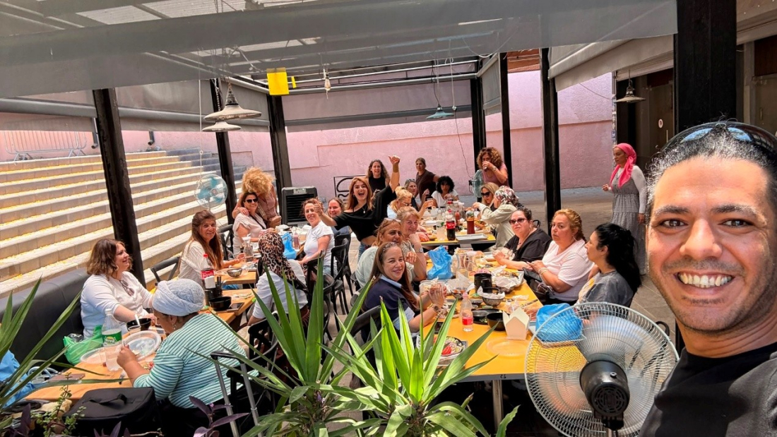 מוטי בעסק יחד עם לקוחות. צילום: מוטי כהן
