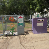 מתקני מיחזור לזכוכית וכלוב לבקבוקי פלסטיק  מול בניין 5 וצמוד למתנ"ס, צילום: ליאורה וקנין בנימין