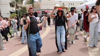 סטודנטים מחלקים מופלטות. צילום: אנסטסיה אוסיפוב, צלמת אגף השיווק ואגודת הסטודנטים במכללה האקדמית ספיר