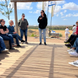 סיגל פרייס במהלך הסיור לסטודנטים והסגל. "הרבה אנשים באים לאנדרטה לתת כבוד לבנות". צילום: בר אברמוביץ'