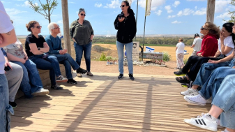 סיגל פרייס במהלך הסיור לסטודנטים והסגל. "הרבה אנשים באים לאנדרטה לתת כבוד לבנות". צילום: בר אברמוביץ'