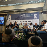 מתוך פאנל: "פריפריה על מזוודות". מימין: מנחה הפאנל אלמוג בוקר, חדשות 12; איציק זוארץ, כתב דרום בכאן 11; דויד פרץ, ישראל היום; אוריה קשת, כתב צפון ב-i24NEWS; עידן אבני, כתב צפון ישראל היום; בני ביטון, ראש עיריית דימונה; מתן צורי, ידיעות אחרונות. צילום: קרולינה ניסימוב