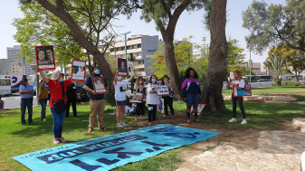 פעילים מוחים מול סניף ויצו באר שבע לציון יום המודעות לחטיפת ילדי תימן, המזרח והבלקן. קרדיט: דנה אילוז