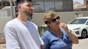 רחל אדרי מחוץ לביתה עם כתב "ספירלה" נשגב נעים. צילום מסך מתוך הכתבה
