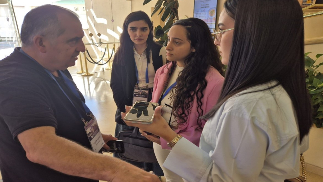 סטודנטיות במסלול עיתונות בעידן הדיגיטלי, קרולינה ניסימוב, חנה אמינוב וליאורה וקנין בנימין, מראיינות את שמעון אלקבץ במהלך כנס העיתונות ה-16 שנערך באילת. התנסות בעבודה עיתונאית במהלך התואר במסגרת מערכת "ספירלה". צילום אילן יצחייק