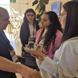 סטודנטיות במסלול עיתונות בעידן הדיגיטלי, קרולינה ניסימוב, חנה אמינוב וליאורה וקנין בנימין, מראיינות את שמעון אלקבץ במהלך כנס העיתונות ה-16 שנערך באילת. התנסות בעבודה עיתונאית במהלך התואר במסגרת מערכת "ספירלה". צילום אילן יצחייק