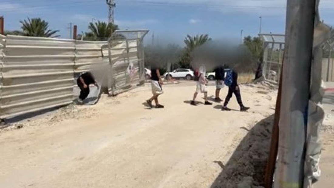 תלמידים עוברים דרך הפרצות בגדר. צילום דן עזרא