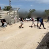 תלמידים עוברים דרך הפרצות בגדר. צילום דן עזרא