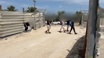 תלמידים עוברים דרך הפרצות בגדר. צילום דן עזרא