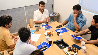 "יש תסכול גדול מאוד מהפוליטיקאים ומהמערכת, אבל לצד זה אני רואה גם תקווה". אליאב בטיטו עם חברים במטה האזרחי